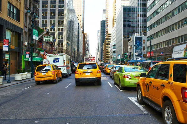 Gelbes Taxi auf der Straße in New York, USA — Stockfoto