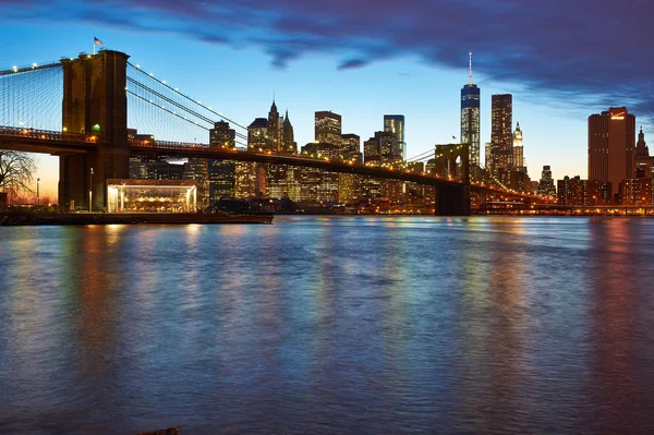 Brooklyn Bridge med nedre Manhattan — Stockfoto