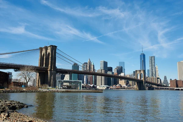 Brooklyn Bridge med nedre Manhattan — Stockfoto