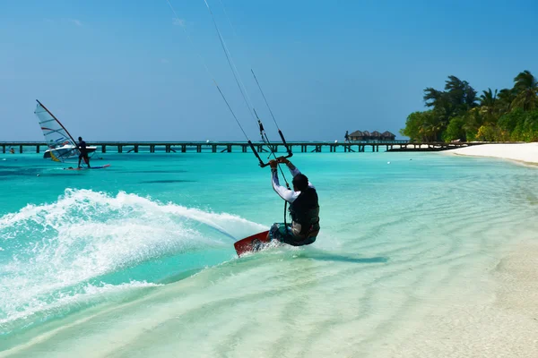 Mann Kitesurfen in Wellen — Stockfoto