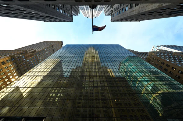 Chrysler-Gebäudereflektion in Fenstern eines anderen Gebäudes — Stockfoto