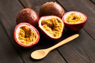 tutku meyve ve kaşık