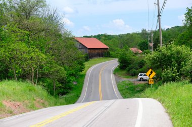 Eski kırmızı çatı ahır 