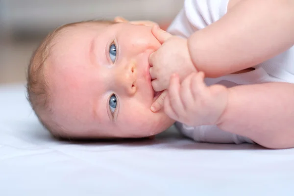 Bébé avec peu de main dans la bouche — Photo