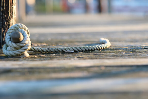 Канат на деревянном причале
