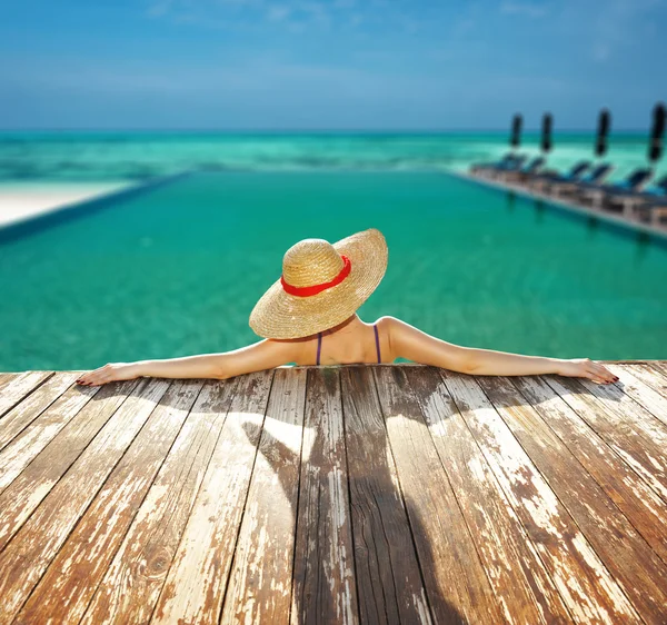 Mujer en sombrero relajante — Foto de Stock