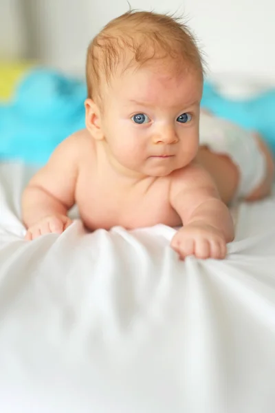 Yatakta sevimli bir bebek — Stok fotoğraf