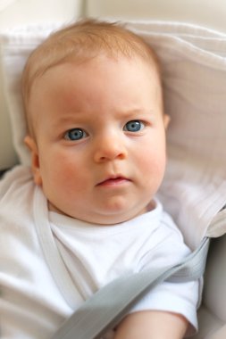 Mavi gözlü bebek.