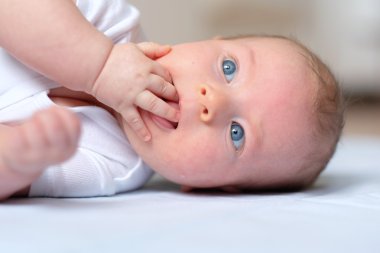 küçük ağız elinde bebekle 