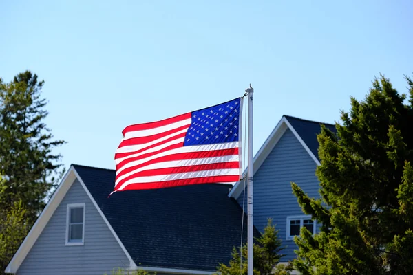 Bandera y casas americanas —  Fotos de Stock