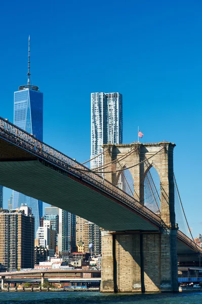 Manhattan skyline and Brooklyn bridge — Stock Photo, Image