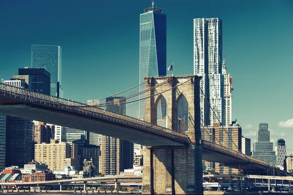 Manhattan skyline and Brooklyn bridge — Stock Photo, Image