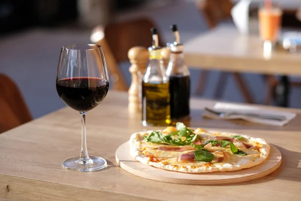 Pizza and red wine — Stock Photo, Image