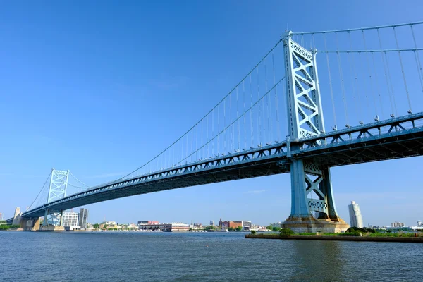 Philadelphia-Brücke und städtische Gebäude — Stockfoto