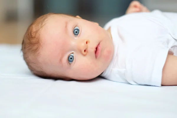 Baby met blauwe ogen — Stockfoto