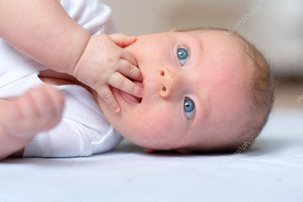 Bebe Avec Peu De Main Dans La Bouche Image Libre De Droit Par Haveseen C