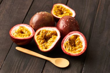 tutku meyve ve kaşık