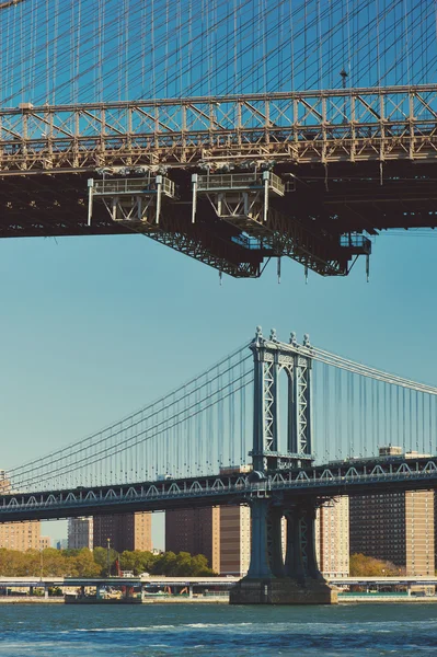 Manhattan Bridge und Skyline — Stockfoto