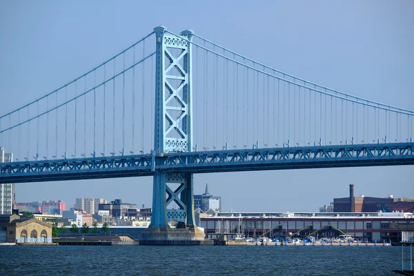 Philadelphia-híd és a városi épületek — Stock Fotó