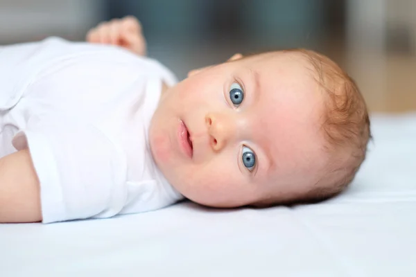 Baby med blå ögon — Stockfoto