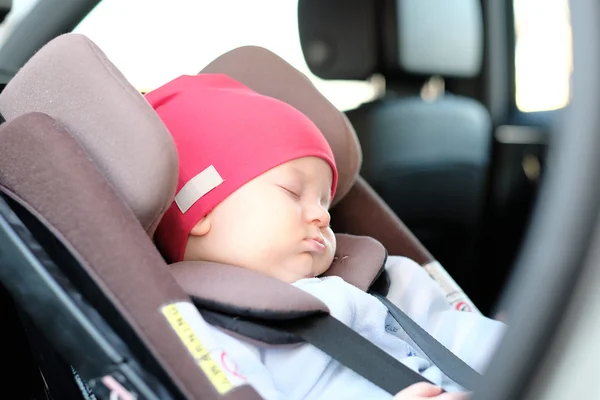 Bebê bonito no assento do carro — Fotografia de Stock