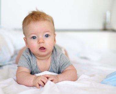 Mavi gözlü şirin bir bebek.