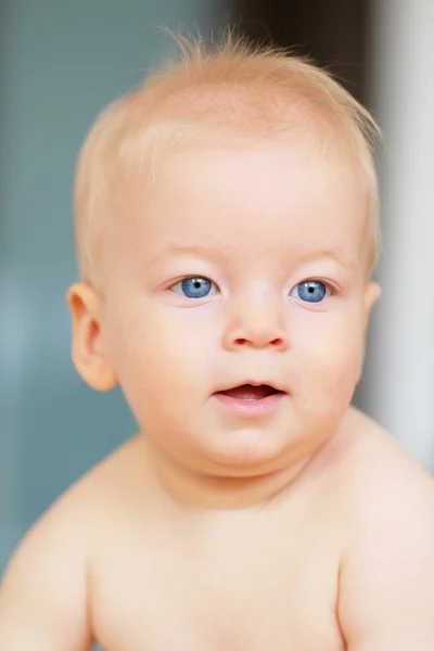 Babyjongen met blauwe ogen — Stockfoto