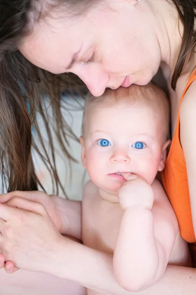 Annem ile erkek bebek — Stok fotoğraf