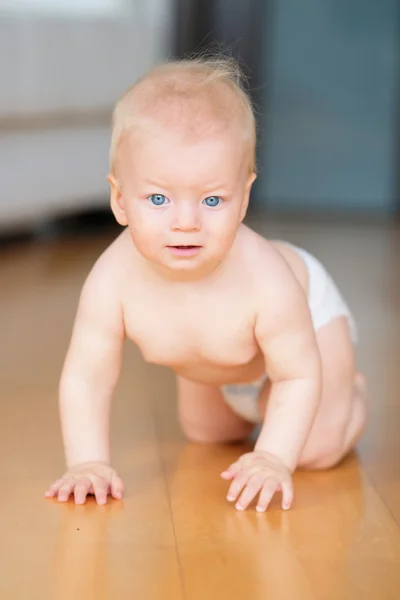 Babyjongen kruipen — Stockfoto