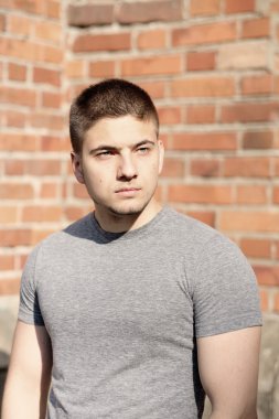 Adamın önünde tuğla duvar