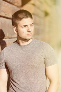 kentsel ortamda adam 