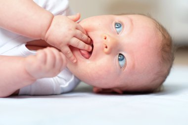 küçük ağız elinde bebekle