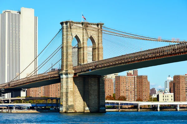 Manhattan skyline and Brooklyn bridge — Stock Photo, Image