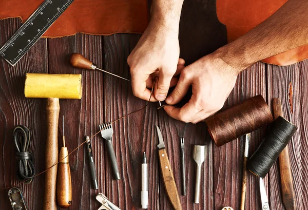 Homem trabalhando com couro — Fotografia de Stock