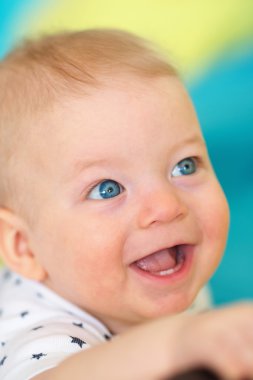 Mavi gözlü bebek.