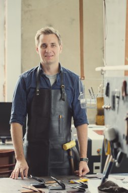 yakışıklı deri atölye sahibi 