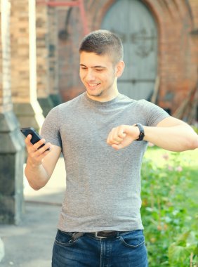 Kol saati üzerinde görünen adam