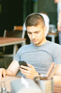 Cep telefonu olan adam.