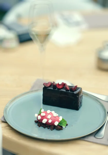 Шоколадный торт с сорбетом — стоковое фото