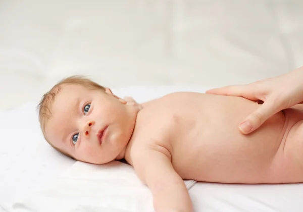 Nyfödd baby massage — Stockfoto