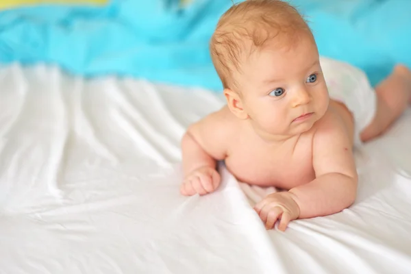 Schattig baby in bed — Stockfoto