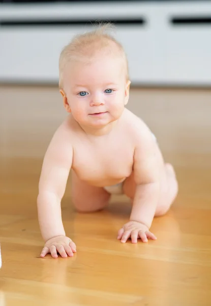 Babyjongen kruipen — Stockfoto