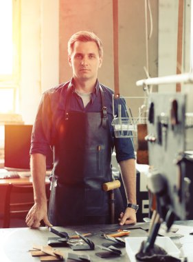 yakışıklı deri atölye sahibi 