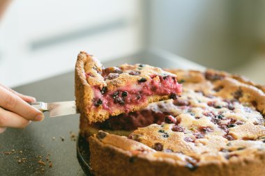 Pasta dilimi tutan kadın