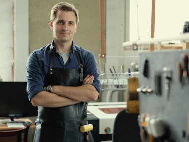 gülümseyen atölye sahibi