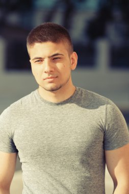 Yakışıklı genç adam.