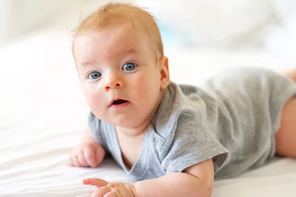 Söt baby med blå ögon — Stockfoto