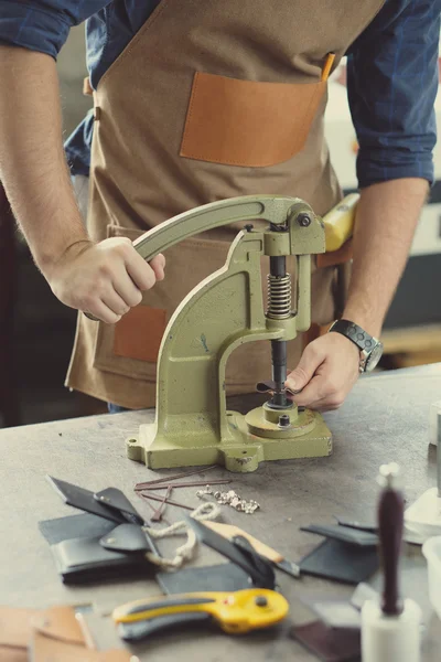 Propriétaire atelier artisanat cuir — Photo