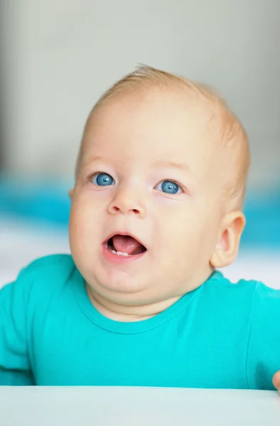 Baby met blauwe ogen — Stockfoto