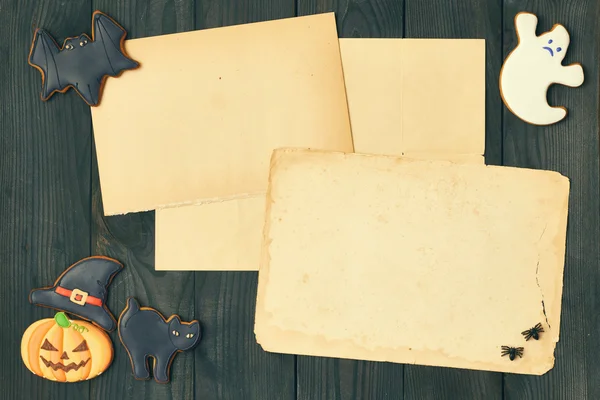 Folhas de papel e biscoitos de gengibre — Fotografia de Stock